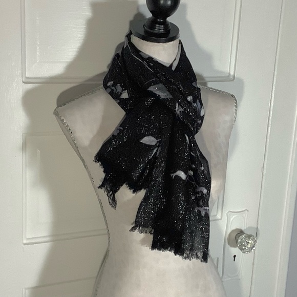 Collection Eighteen Scarf Roses Soft And Shimmering Gray Black - Picture 2 of 5